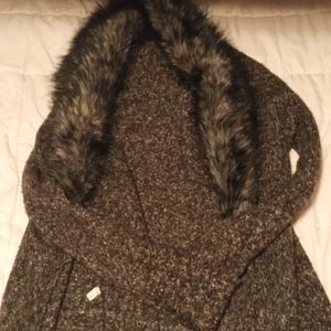 Gray wool sweater with detachable fur collar